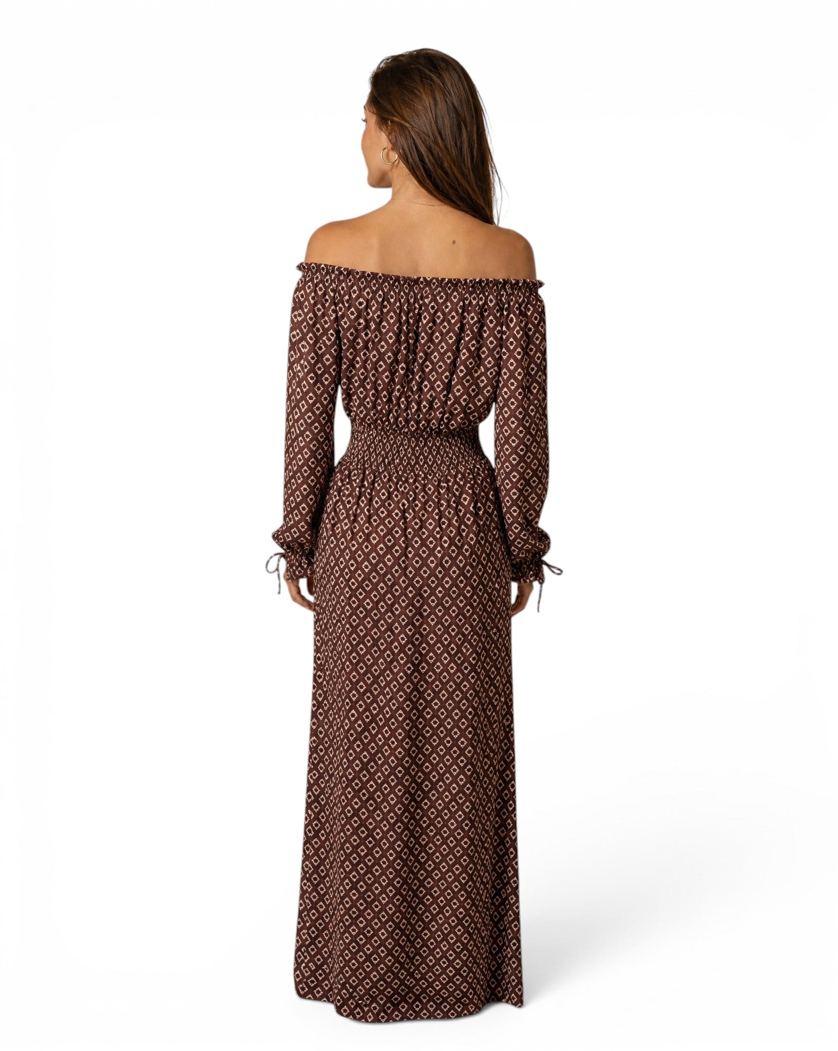 Lange bruine boho zomerjurk met ruitmotief Hayden LA – Off-shoulder
