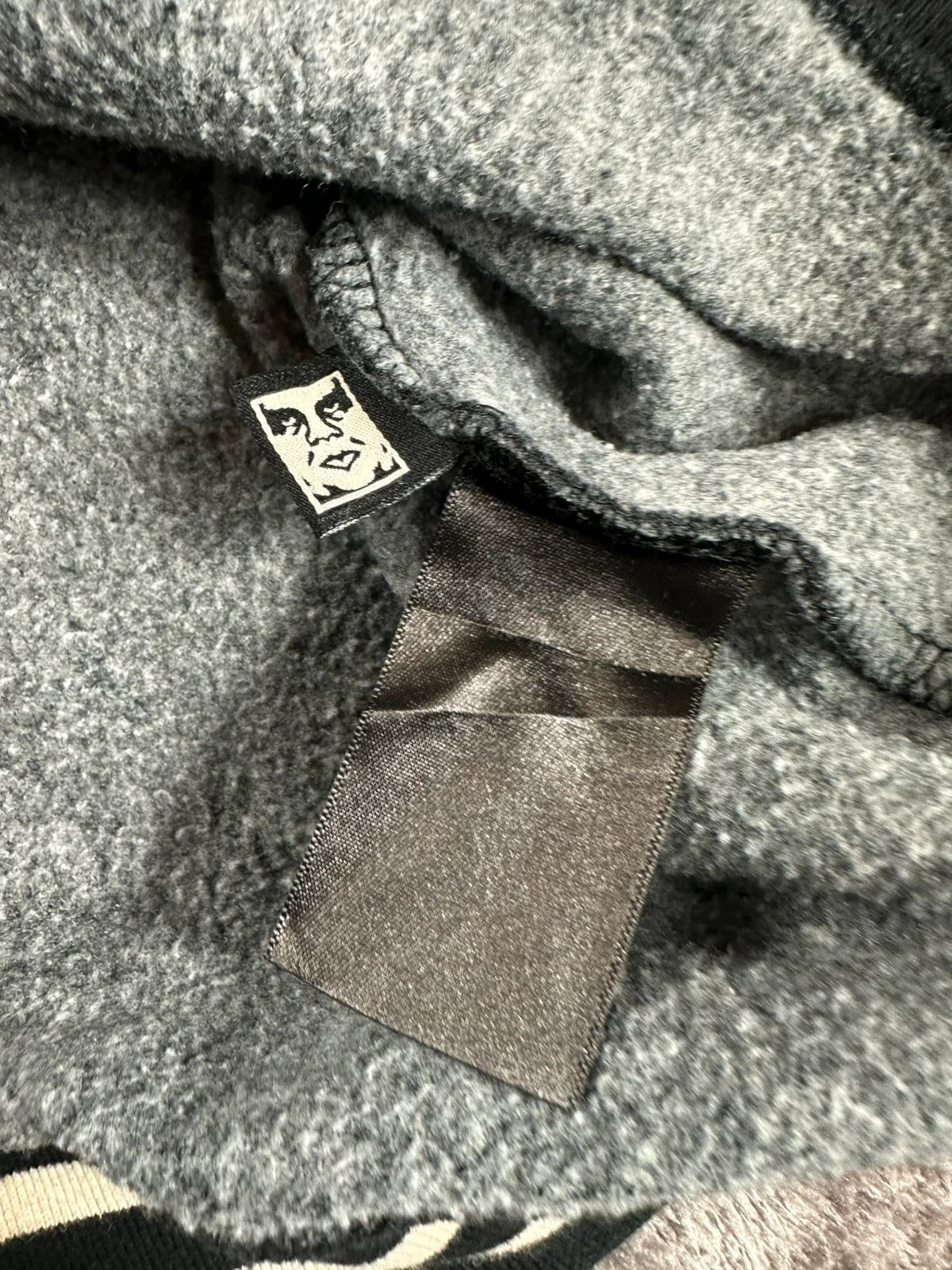 Grijze Obey crewneck sweater geborduurd logo oversize pasvorm