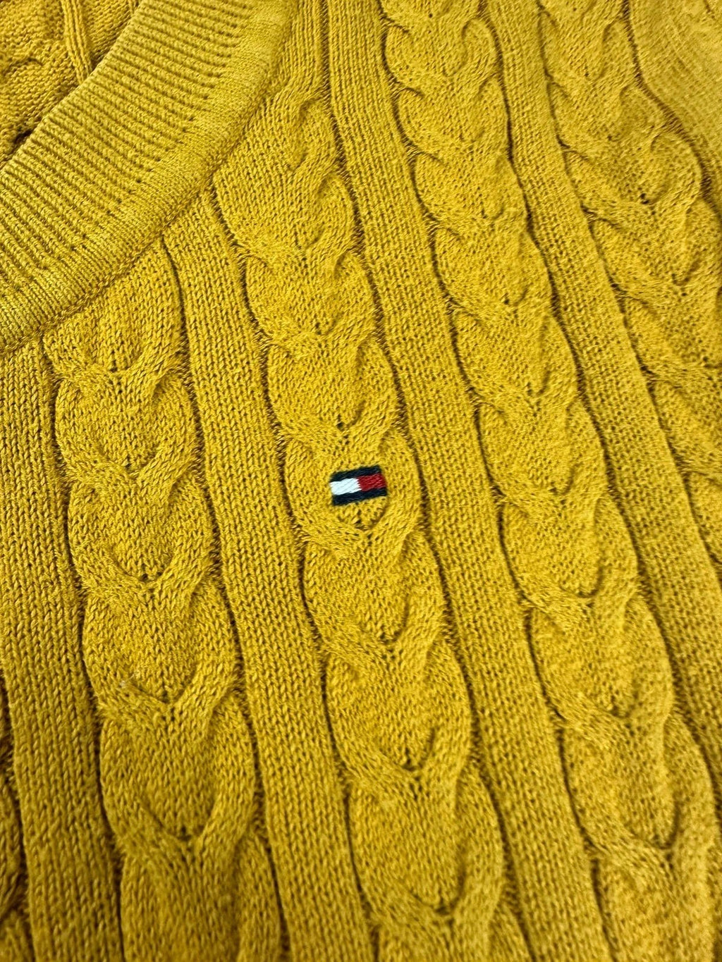 Gele Tommy Hilfiger trui met ronde hals, licht kabelgebreid en geborduurd logo