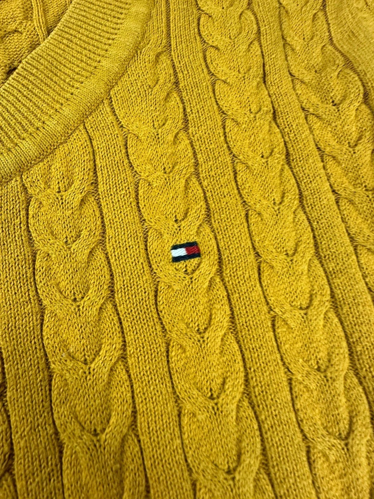 Gele Tommy Hilfiger trui met ronde hals, licht kabelgebreid en geborduurd logo