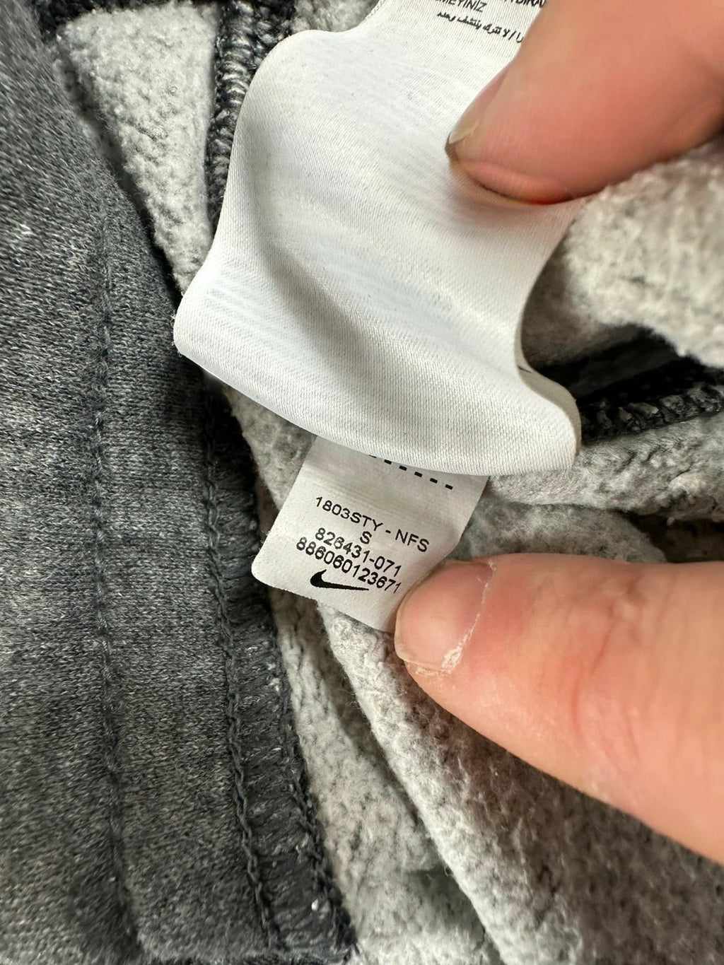 Grijze Nike joggingbroek Solo Swoosh met geborduurd logo