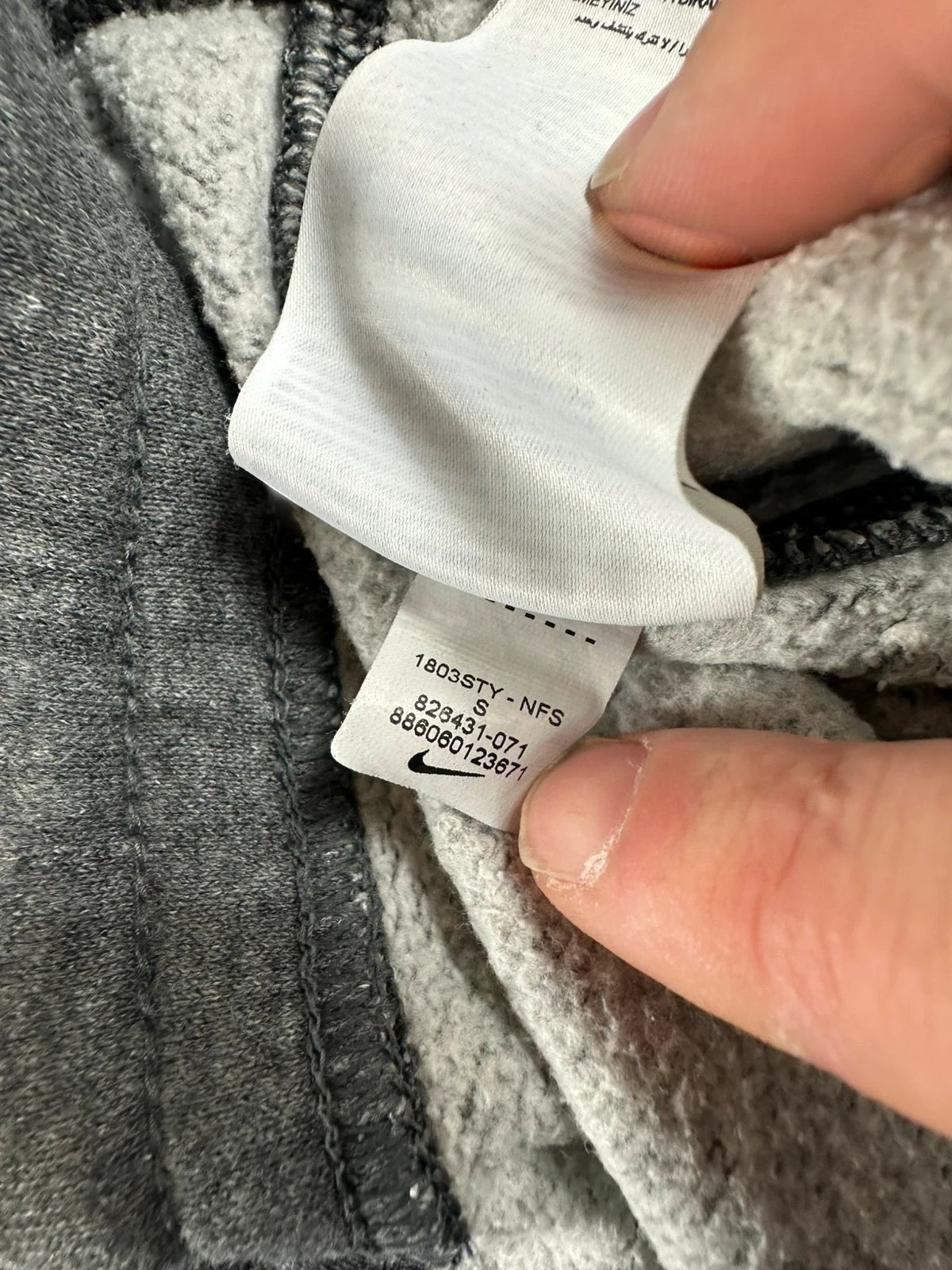 Grijze Nike joggingbroek Solo Swoosh met geborduurd logo