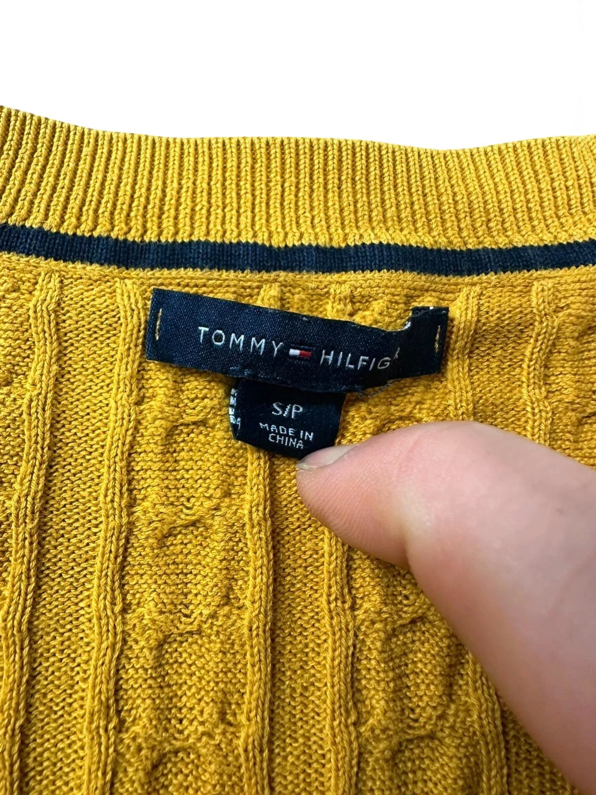 Gele Tommy Hilfiger trui met ronde hals, licht kabelgebreid en geborduurd logo