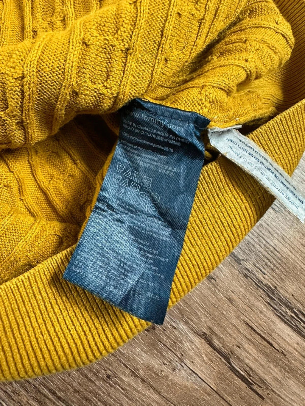 Gele Tommy Hilfiger trui met ronde hals, licht kabelgebreid en geborduurd logo