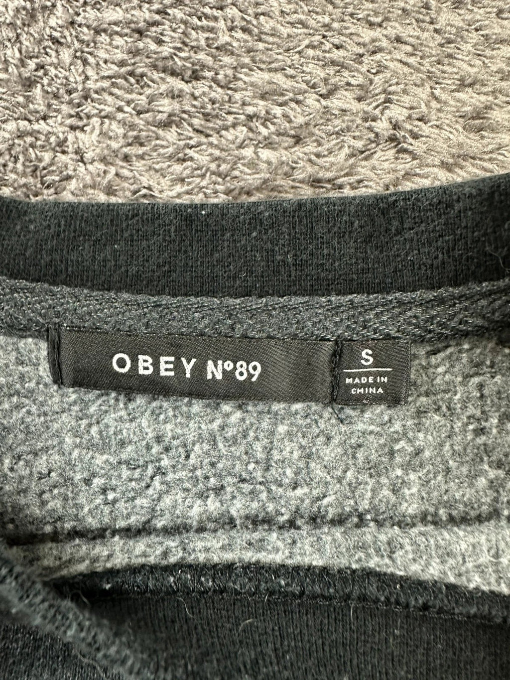 Grijze Obey crewneck sweater geborduurd logo oversize pasvorm