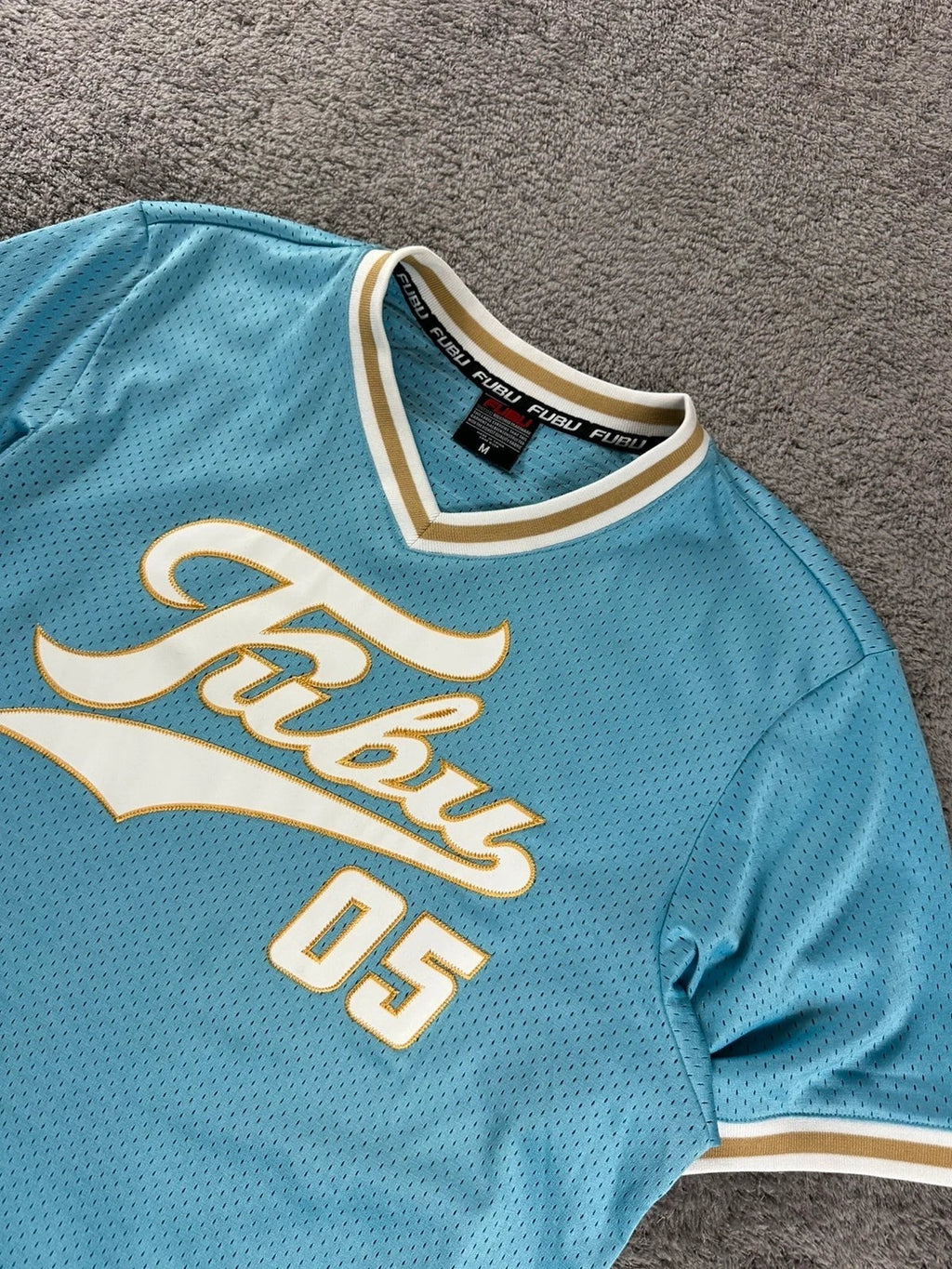 Honkbalstijl T-shirt MLB FUBU lichtblauw met geborduurde details – Oversized breed model