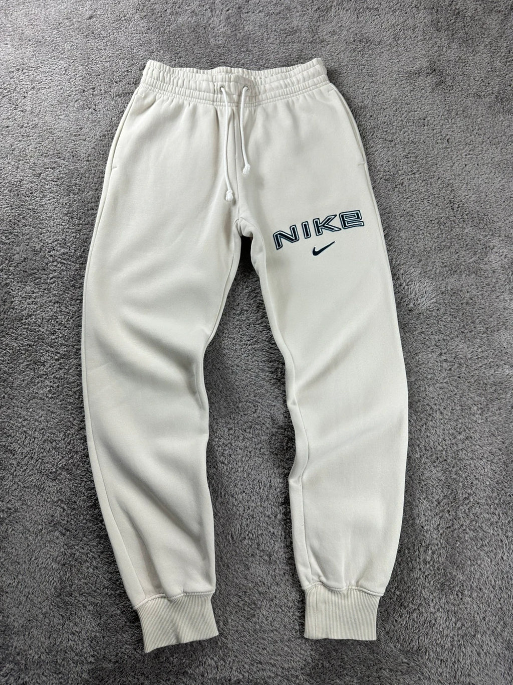 Jogging Nike Dames Beige Sanddrift Geborduurd Logo Vintage Stijl