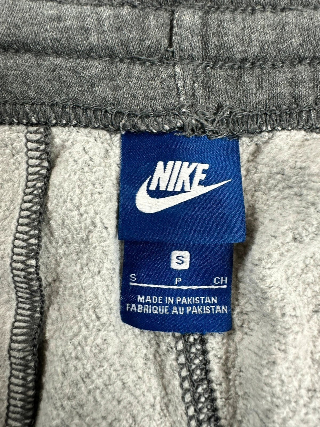 Grijze Nike joggingbroek Solo Swoosh met geborduurd logo