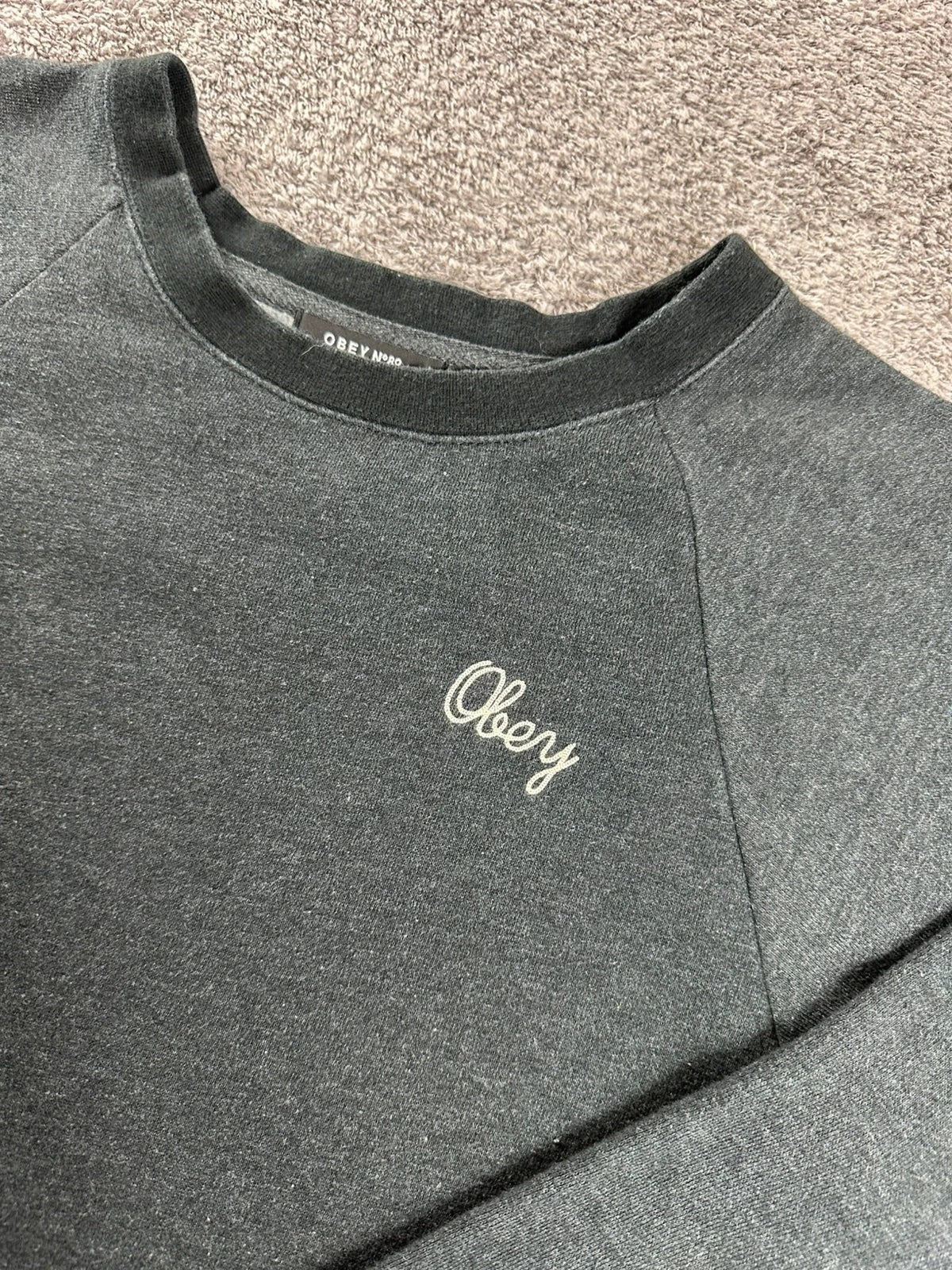 Grijze Obey crewneck sweater geborduurd logo oversize pasvorm