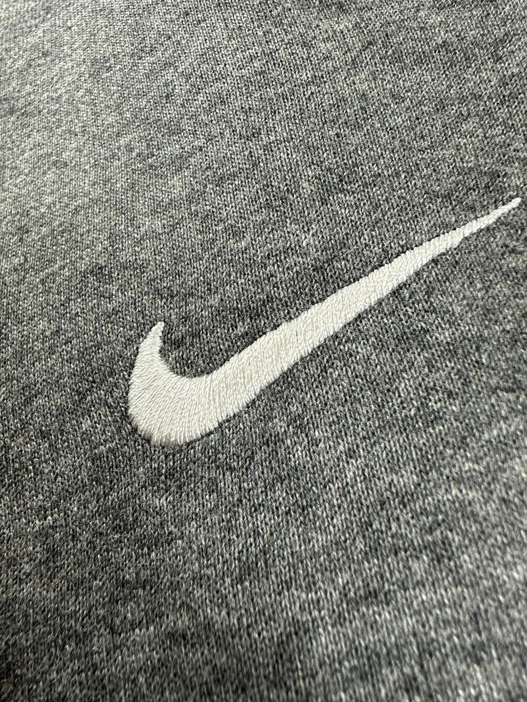 Grijze Nike joggingbroek Solo Swoosh met geborduurd logo