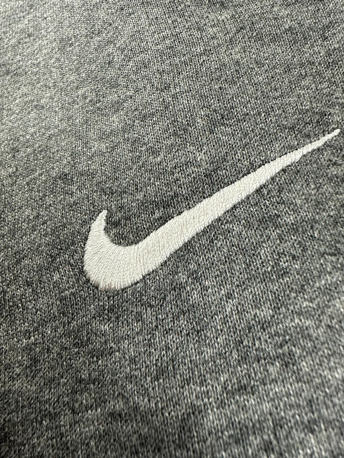 Grijze Nike joggingbroek Solo Swoosh met geborduurd logo