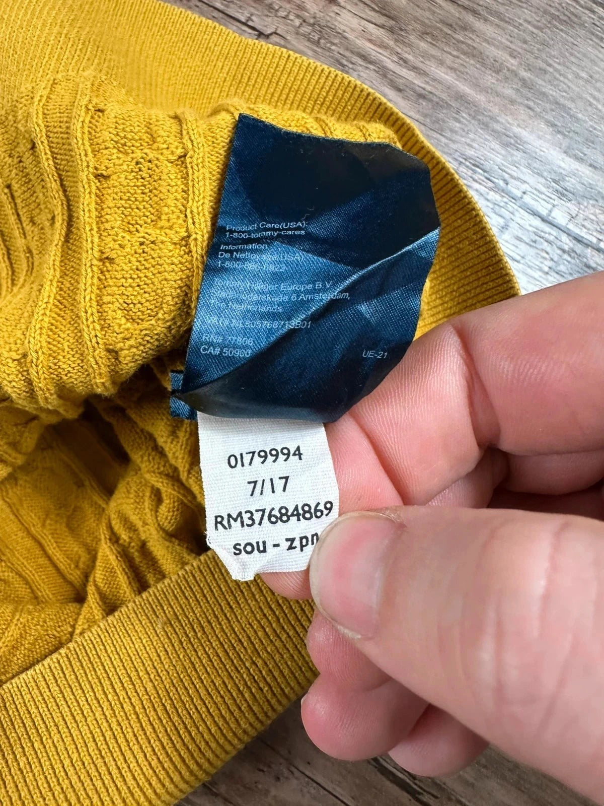 Gele Tommy Hilfiger trui met ronde hals, licht kabelgebreid en geborduurd logo
