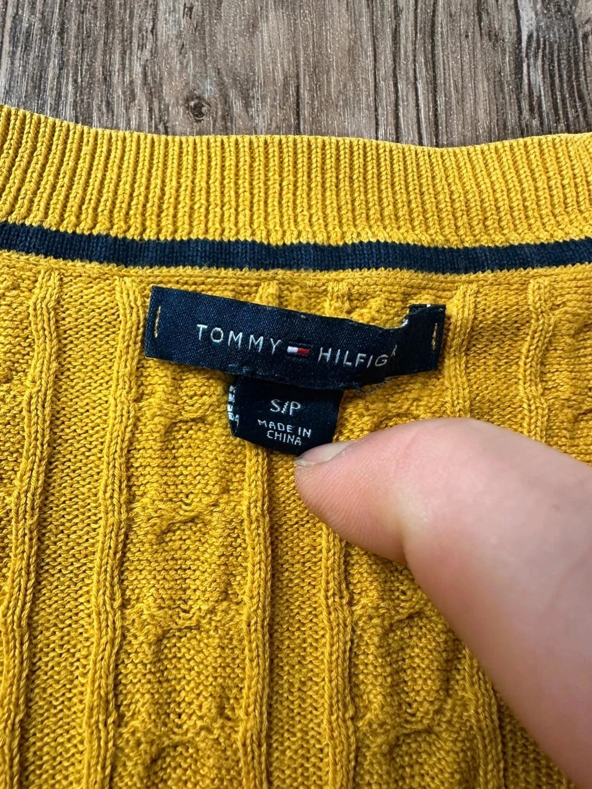 Gele Tommy Hilfiger trui met ronde hals, licht kabelgebreid en geborduurd logo