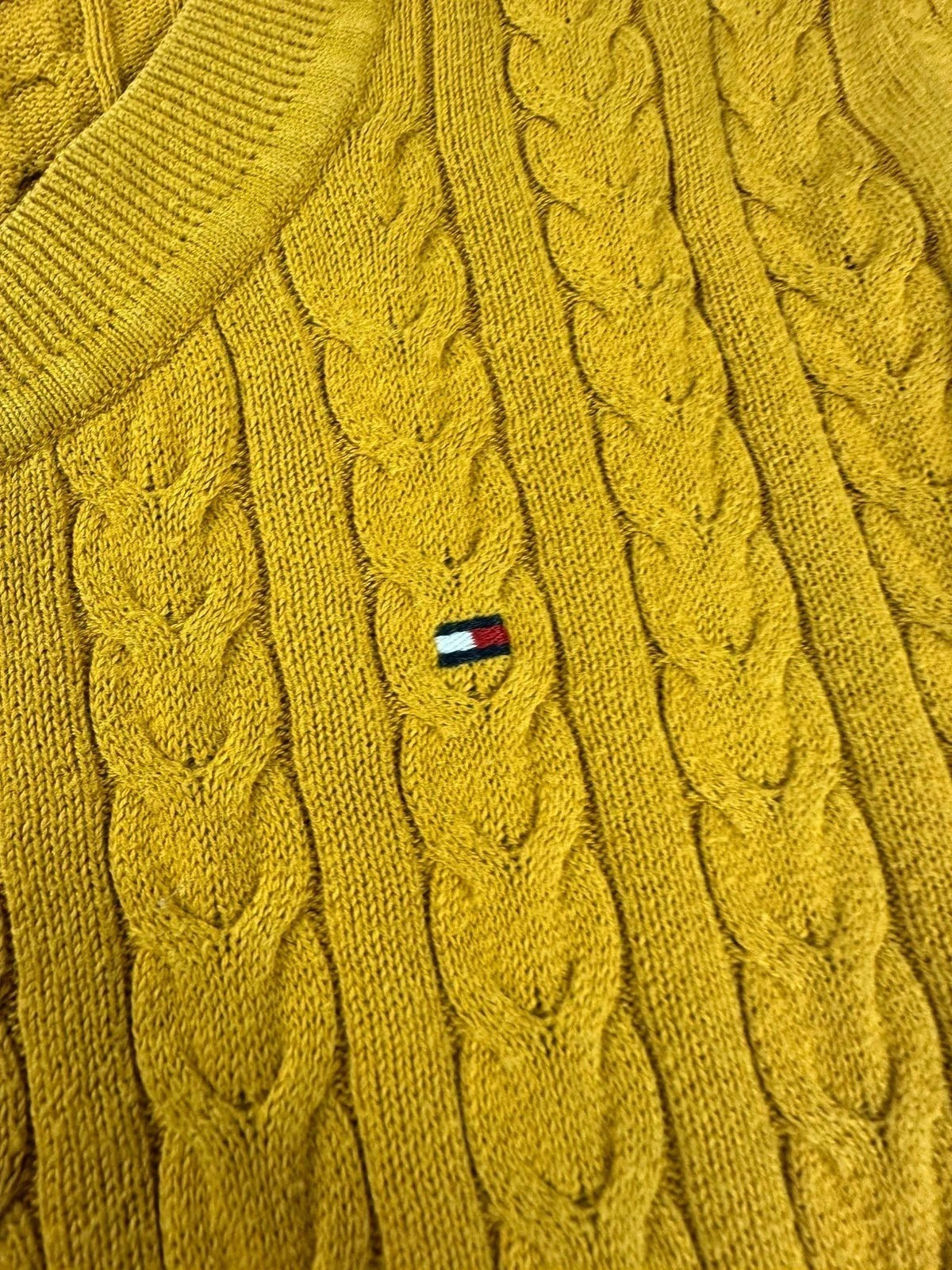 Gele Tommy Hilfiger trui met ronde hals, licht kabelgebreid en geborduurd logo