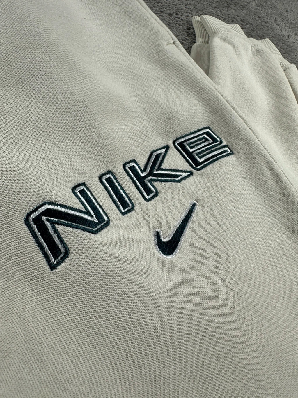 Jogging Nike Dames Beige Sanddrift Geborduurd Logo Vintage Stijl