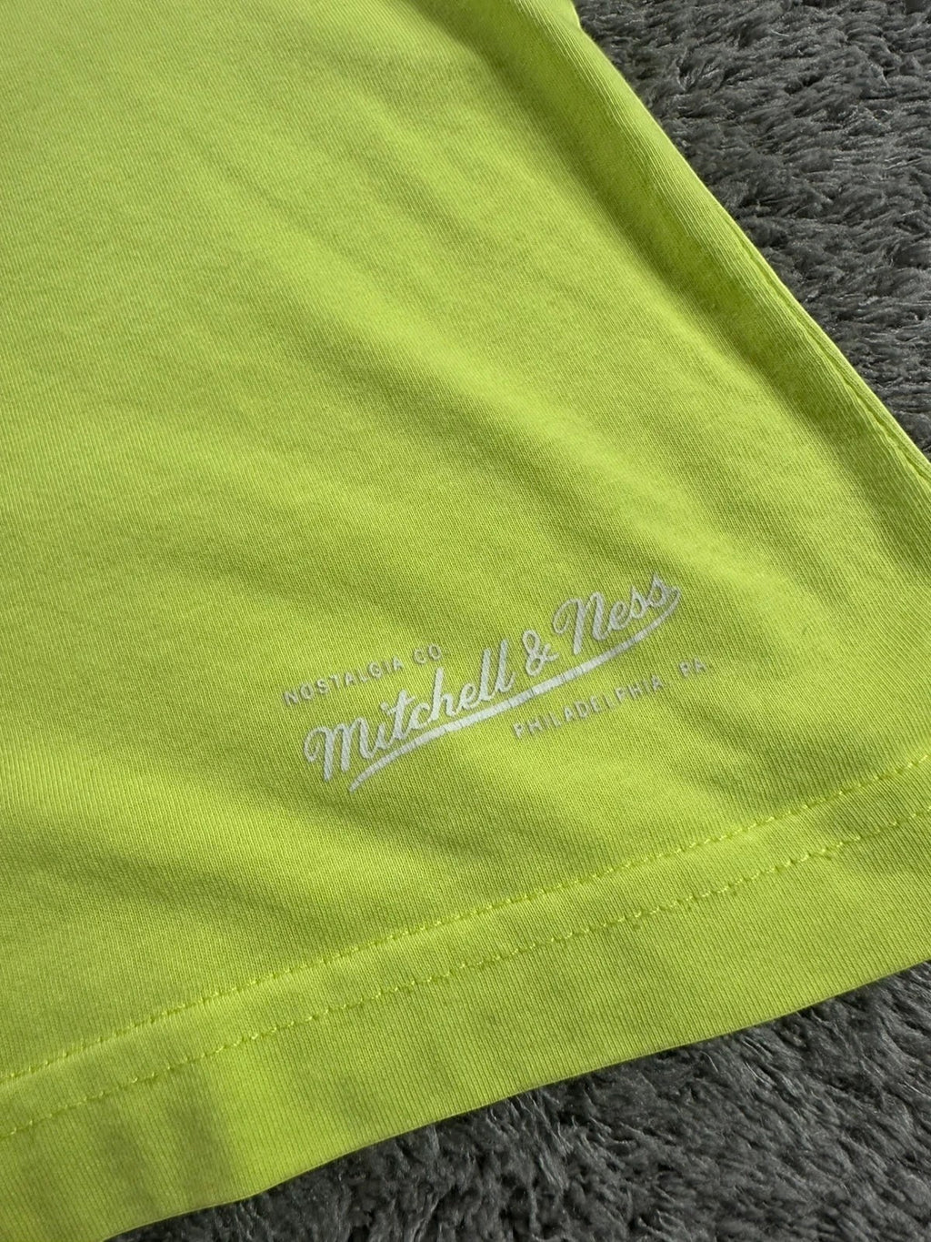 Mitchell & Ness NBA Los Angeles Lakers T-shirt met geborduurd logo - Neon Groen / Lime