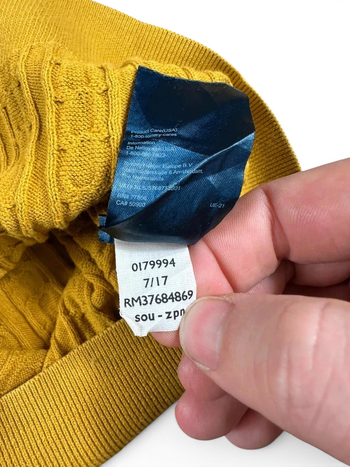 Gele Tommy Hilfiger trui met ronde hals, licht kabelgebreid en geborduurd logo