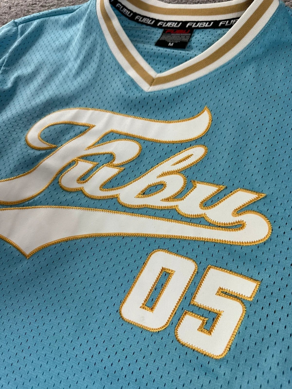 Honkbalstijl T-shirt MLB FUBU lichtblauw met geborduurde details – Oversized breed model