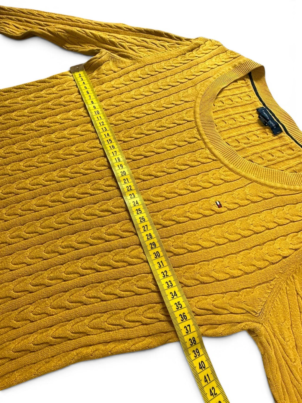 Gele Tommy Hilfiger trui met ronde hals, licht kabelgebreid en geborduurd logo