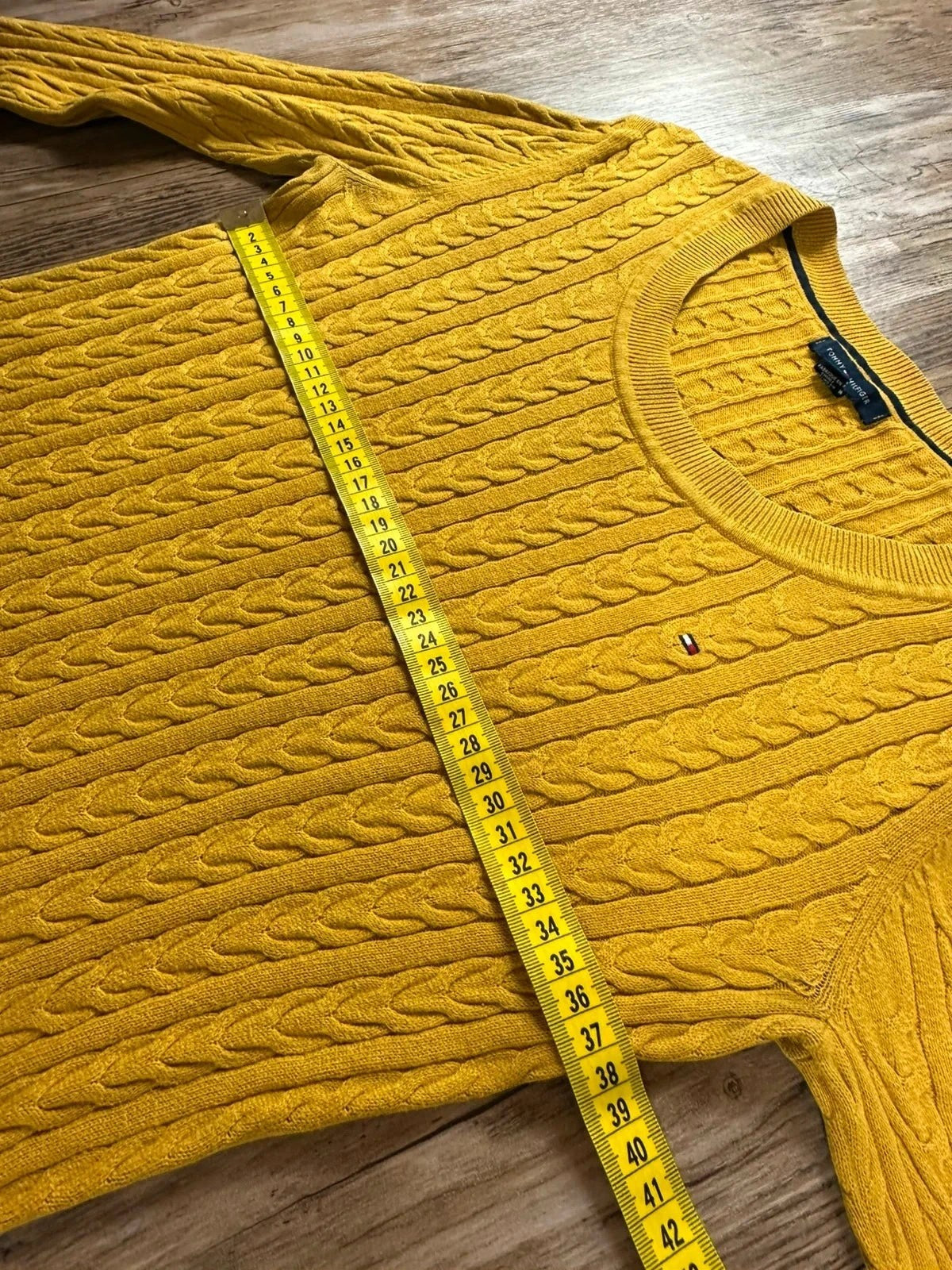 Gele Tommy Hilfiger trui met ronde hals, licht kabelgebreid en geborduurd logo