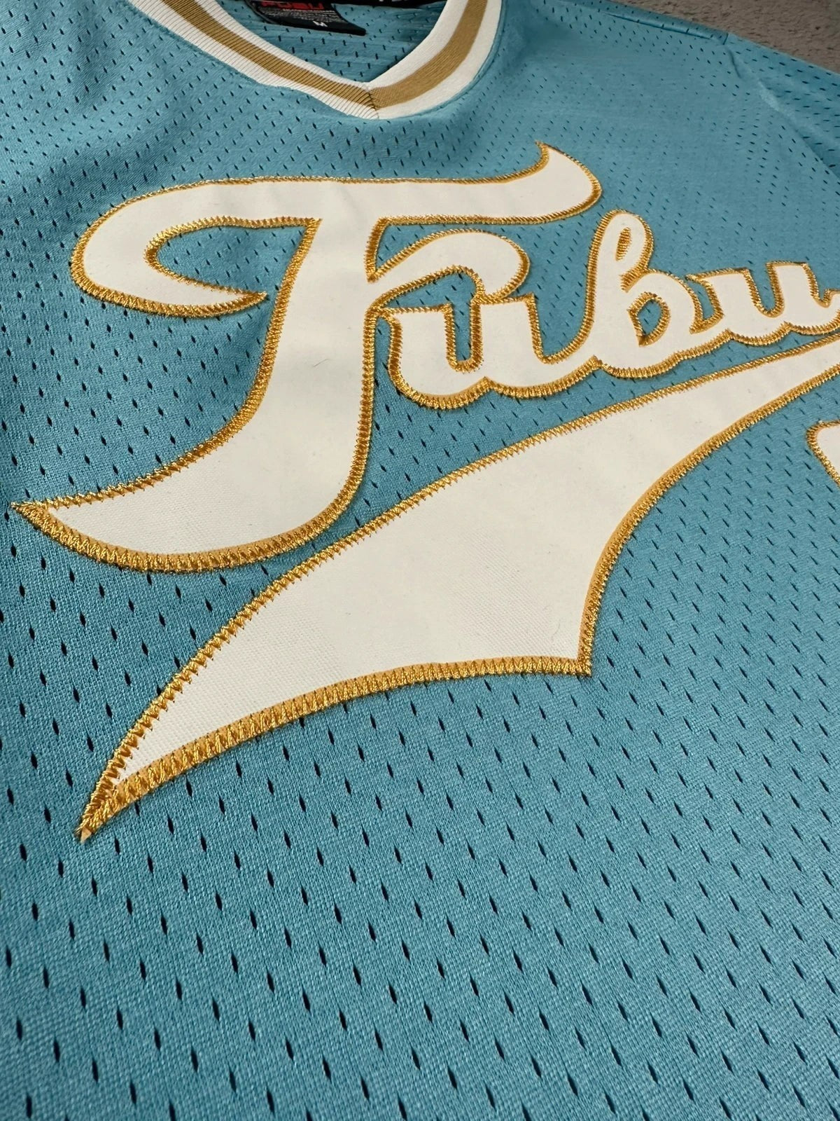 Honkbalstijl T-shirt MLB FUBU lichtblauw met geborduurde details – Oversized breed model