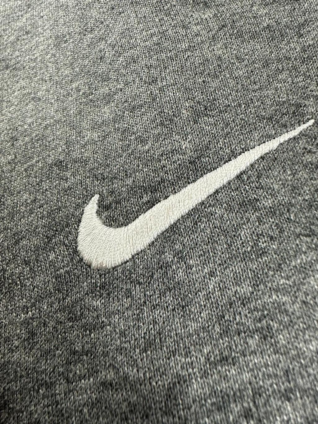 Grijze Nike joggingbroek Solo Swoosh met geborduurd logo