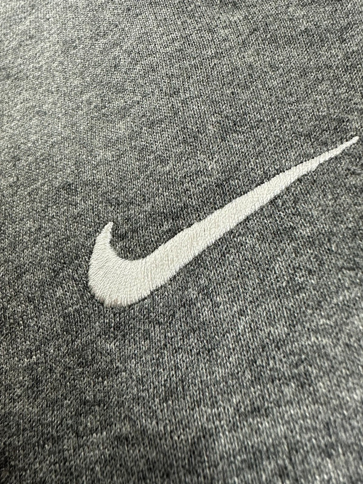 Grijze Nike joggingbroek Solo Swoosh met geborduurd logo