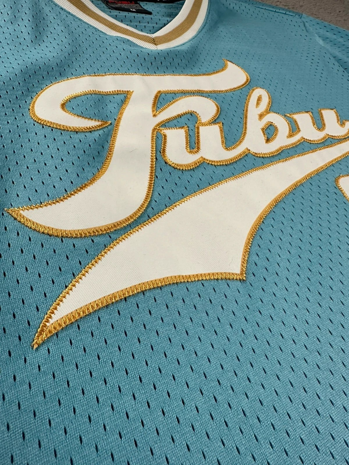 Honkbalstijl T-shirt MLB FUBU lichtblauw met geborduurde details – Oversized breed model