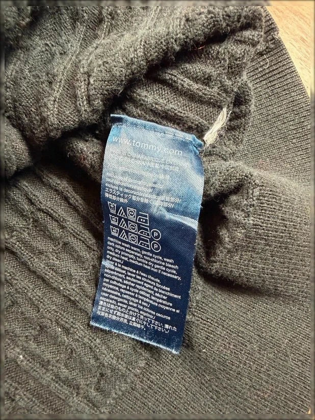Zwarte Tommy Hilfiger trui met ronde hals, kabelgebreid en geborduurd logo